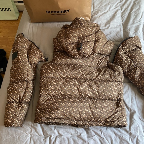BURBERRY PUFFER JACKET (with detachable sleeves) - Picture 6 of 6